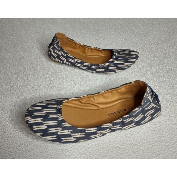 Lucky Brand Echo 3 Navy Blue and White Ballet Flats Size 7.5M - Picture 1 of 12